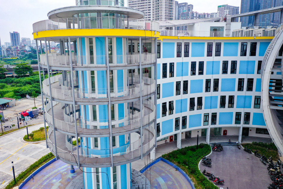 Khu nhà B gồm khu văn phòng - thể thao - học tập với 3 khối nhà chức năng liên kết với nhau: Nhà B1: Nhà thi đấu, bể bơi; Nhà B2: Nhà hành chính, tháp thiên văn; Nhà B3: Nhà học, thư viện. Tầng hầm với diện tích khoảng 1.200m2 bao gồm các khu vực để xe và các phòng kỹ thuật. (Ảnh: Hoài Nam/Vietnam+)