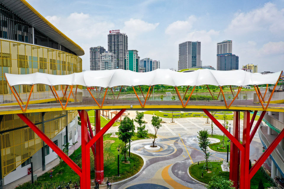 Giữa hai khối nhà A và B được kết nối với nhau bằng cây cầu . (Ảnh: Hoài Nam/Vietnam+)