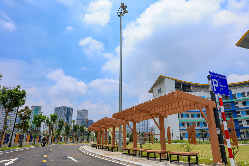 Các hạng mục đường đi lại trong cung đã thược thảm nhựa, biển báo và dãy ghế chờ đã được thiết kế. (Ảnh: Hoài Nam/Vietnam+)