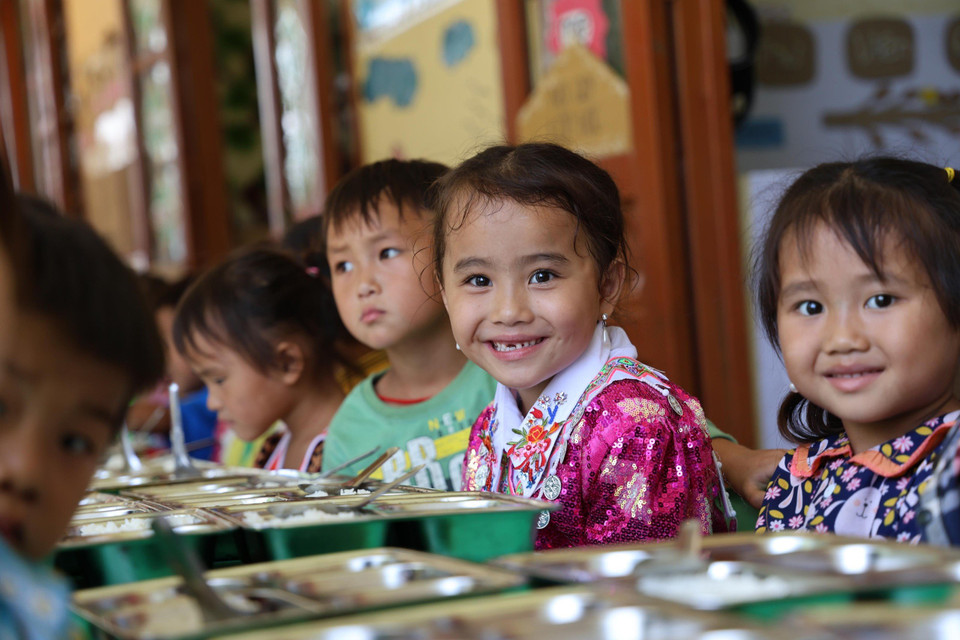 Những suất ăn bán trú ấm nóng và đầy đủ dinh dưỡng được cung cấp miễn phí liên tục trong 4 năm vừa qua từ dự án “Cùng em khôn lớn” đã mang lại những đổi thay tích cực cho hàng trăm học sinh tại các điểm trường xa xôi, làm vơi phần nào những khó khăn trong hành trình đi học con chữ của các em. (Ảnh: PV/Vietnam+)
