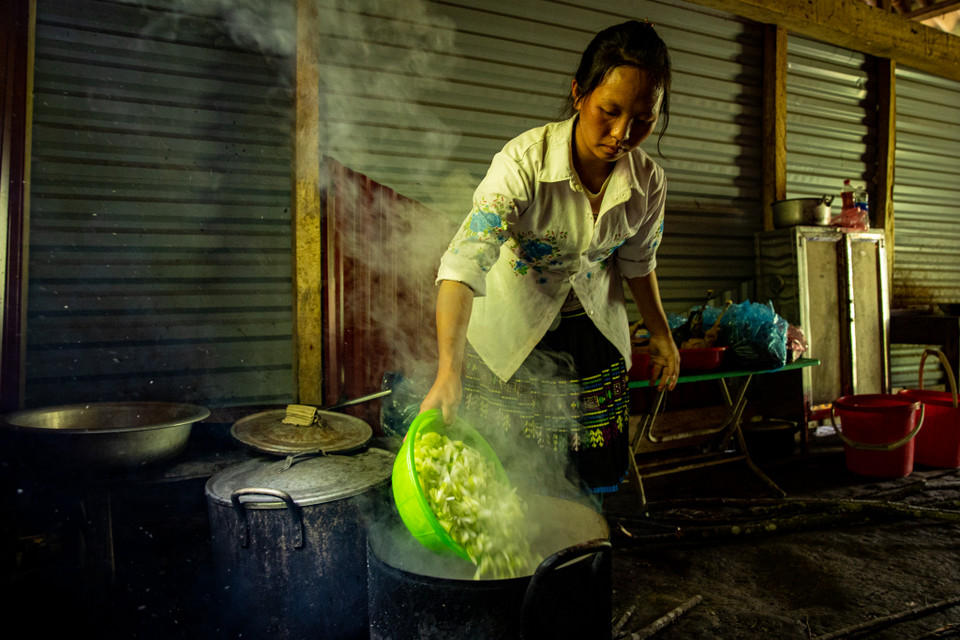 Khu bếp nhỏ nghi ngút khói với đồ ăn tươi ngon với bàn tay đầy tình yêu thương của “cô nuôi,” chị Dé bảo cảm thấy rất vui khi được đồng hành, ở bên con cả ngày và đó cũng là động lực để nấu những bữa ăn ngon nhất cho các con. (Ảnh: PV/Vietnam+)