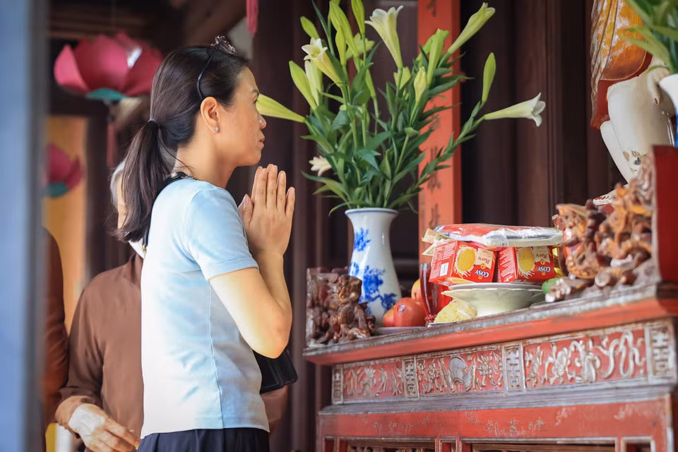 Ngoài lễ cầu siêu được tổ chức chính thức, các tăng ni, phật tử, người dân trong những ngày này đều có thể cùng hướng tâm cầu nguyện chia công đức cho các gia đình trong vụ cháy. (Ảnh: PV/Vietnam+)