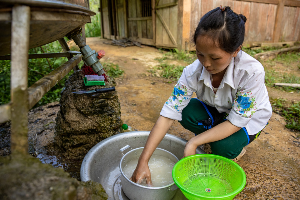 8 giờ, chị Dé bắt đầu công việc của mình, nấu phần cơm trưa có thịt và canh rau. “Ngày trước, các con phải mang theo bữa cơm trưa đạm bạc, thông thường chỉ có cơm trắng, mèn mén hoặc đôi khi thêm một chút rau,” chị Dé bùi ngùi kể lại. (Ảnh: PV/Vietnam+)