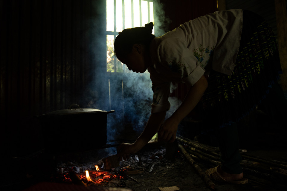 Chị Giàng Thị Dé phụ trách nấu ăn chính cho các con tại điểm trường Sáng Xoáy. Sau khi đưa con tới trường, chị bắt tay vào công việc chuẩn bị những suất ăn. (Ảnh: PV/Vietnam+)