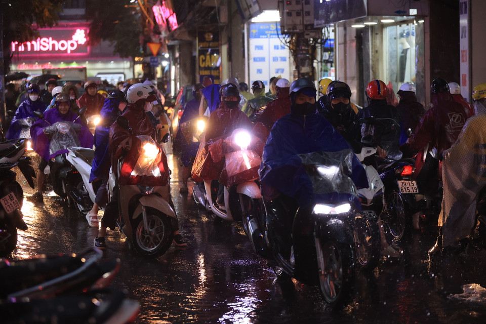 Nhiều phương tiện phải dừng lại không dám đi qua chỗ ngập vì sợ xe chết máy. (Ảnh: Hoài Nam/Vietnam+)