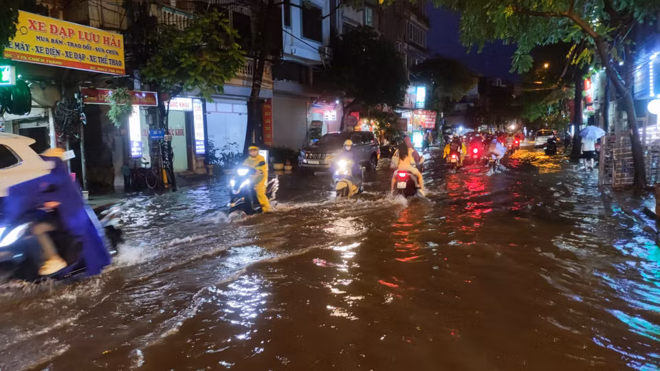 Khu vực đường Chiến Thắng đoạn giao với đường 19-5 ngập úng sau cơn mưa lớn. (Ảnh: Hoài Nam/Vietnam+)