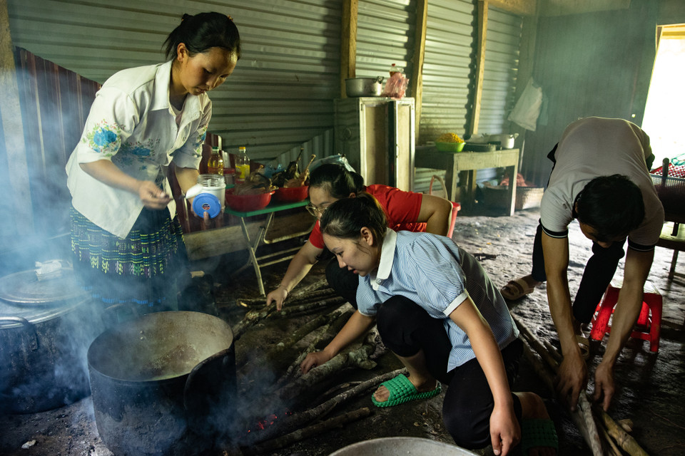 Ngày nào cũng vậy, những “cô nuôi” cùng các thầy cô trên điểm trường Sáng Xoáy (Bảo Lâm, Cao Bằng) tất bật củi lửa nấu bữa ăn bán trú cho các học sinh mầm non. (Ảnh: PV/Vietnam+)