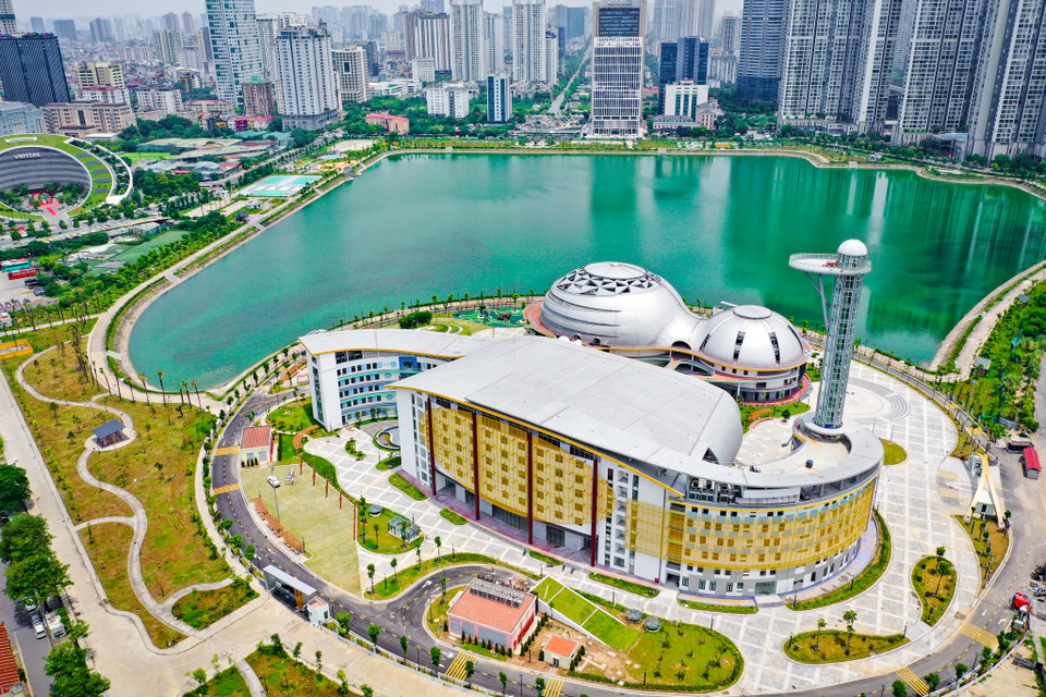 Cung Thiếu nhi Hà Nội được xây dựng theo thiết kế kiến trúc hiện đại, gần gũi với thiên nhiên, sử dụng nhiều thiết bị tự động thông minh. (Ảnh: Hoài Nam/Vietnam+)