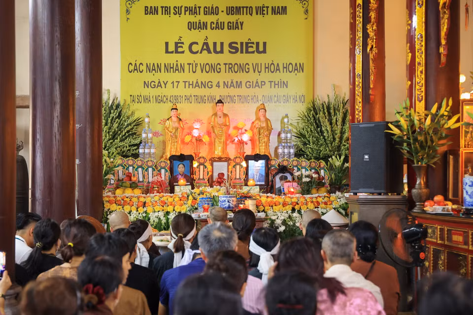 Lễ cầu siêu thể hiện tinh thần từ bi, cứu khổ cứu nạn của đạo Phật, tinh thần chia sẻ trách nhiệm với xã hội của nhà Phật, làm vơi bớt nỗi đau thương của gia đình các nạn nhân trong vụ cháy. (Ảnh: PV/Vietnam+)