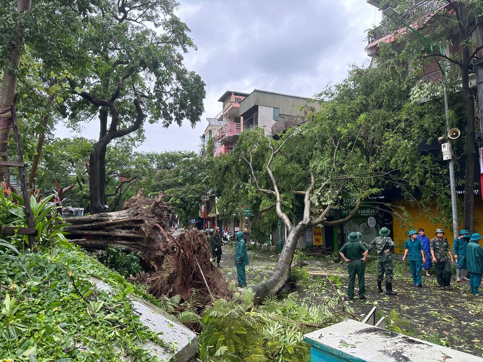 Lực lượng chức năng có mặt để khắc phục hậu quả