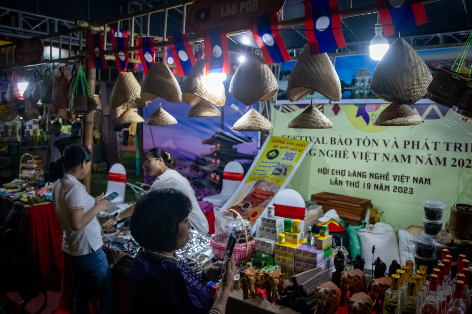 Không gian trưng bày, giới thiệu sản phẩm thủ công mỹ nghệ quốc tế được bố trí tại khu vực trung tâm Hội chợ, được thiết kế, trang trí đặc biệt theo đặc thù văn hóa của các quốc gia tham gia hội chợ. (Ảnh: Hoài Nam/Vietnam+)