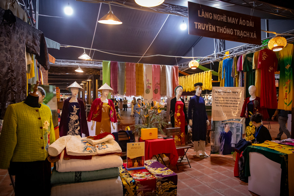 Các khu trưng bày giới thiệu và tôn vinh các sản phẩm thủ công mỹ nghệ tiêu biểu kết tinh từ việc phát huy truyền thống, sự sáng tạo của các nghệ nhân, thợ thủ công làng nghề truyền thống. (Ảnh: Hoài Nam/Vietnam+)