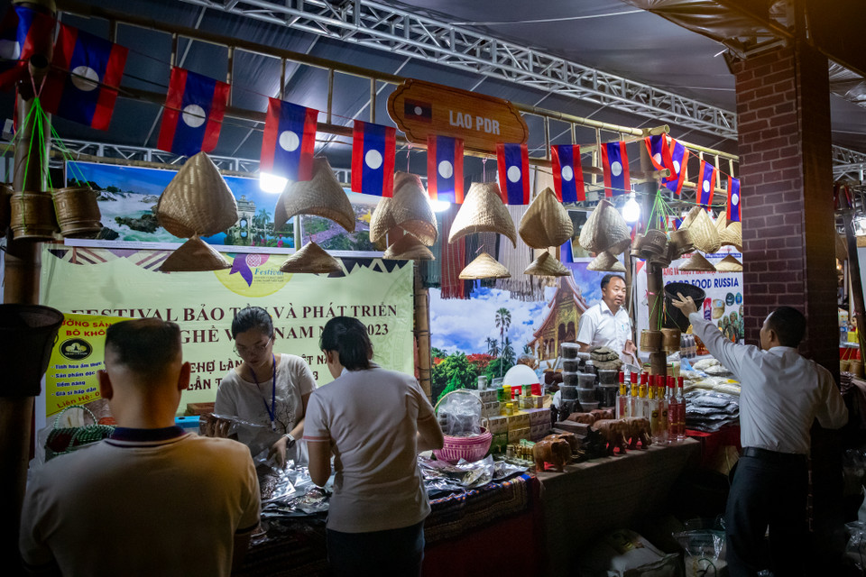 Hội chợ trưng bày, giới thiệu nhiều sản phẩm thủ công mỹ nghệ đặc trưng của các làng nghề, phố nghề truyền thống trong cả nước và các gian hàng quốc tế đến từ Lào, Indonesia, Thái Lan, Nga… (Ảnh: Hoài Nam/Vietnam+)