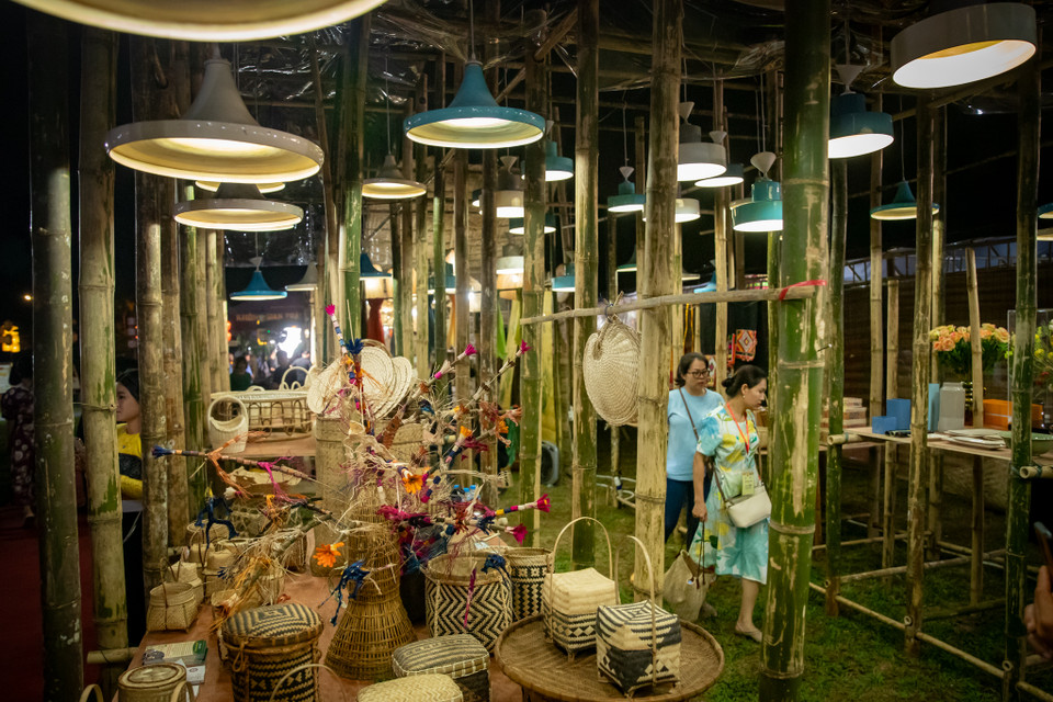 Để thuận tiện cho khách tham quan giao dịch, gian hàng hội chợ được phân chia thành các không gian trưng bày riêng biệt được thiết kế đặc biệt mang đậm nét truyền thống. (Ảnh: Hoài Nam/Vietnam+)