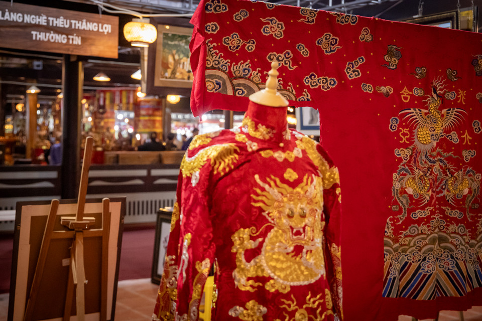 Các khu trưng bày được thiết kế theo không gian mở nhằm tăng tính thẩm mỹ, tạo cảm giác thoải mái, gần gũi với khách tham quan đồng thời vẫn đảm bảo sự trang trọng, tôn vinh được vẻ đẹp, nét độc đáo của các sản phẩm thủ công mỹ nghệ. (Ảnh: Hoài Nam/Vietnam+)