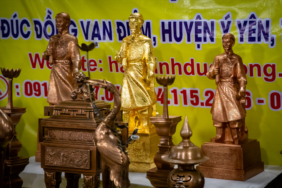 Không gian làng nghề di sản với quy mô 25 gian hàng trưng bày, giới thiệu nghề thủ công truyền thống của 19 tỉnh, thành phố đã được đưa vào hội chợ. (Ảnh: Hoài Nam/Vietnam+)