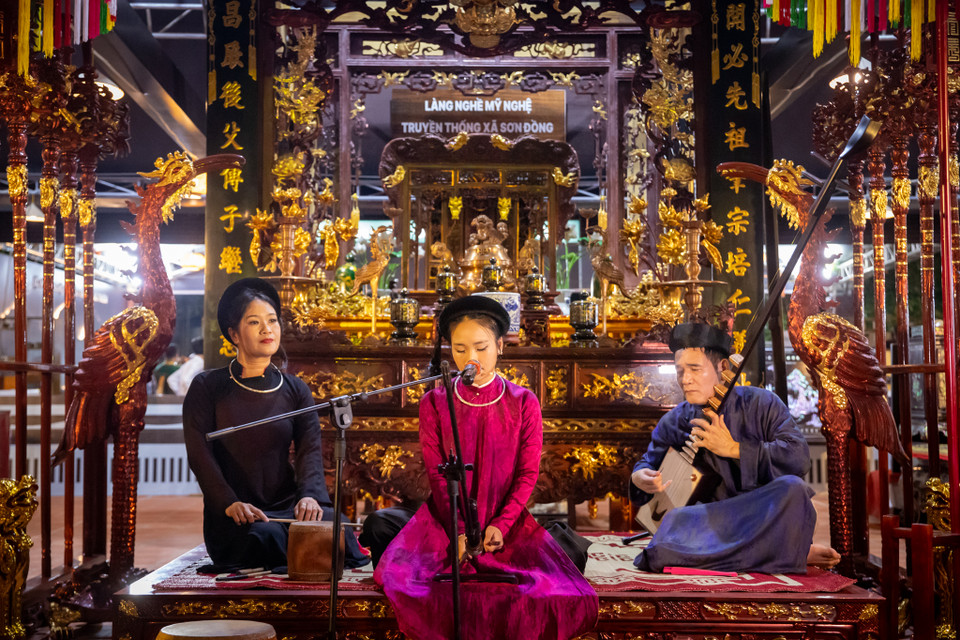 Bên cạnh việc trưng bày, giới thiệu sản phẩm, tại các không gian trưng bày còn tổ chức hoạt động biểu diễn văn hóa nghệ thuật truyền thống đặc sắc của các vùng miền trên cả nước. (Ảnh: Hoài Nam/Vietnam+)