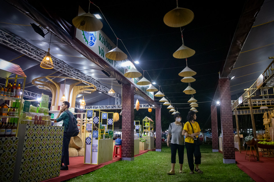 Không gian trưng bày các sản phẩm được còn được sắp xếp hài hòa kết hợp hiệu ứng ánh sáng, tạo tổng thể bắt mắt, thu hút khách tham quan. (Ảnh: Hoài Nam/Vietnam+)