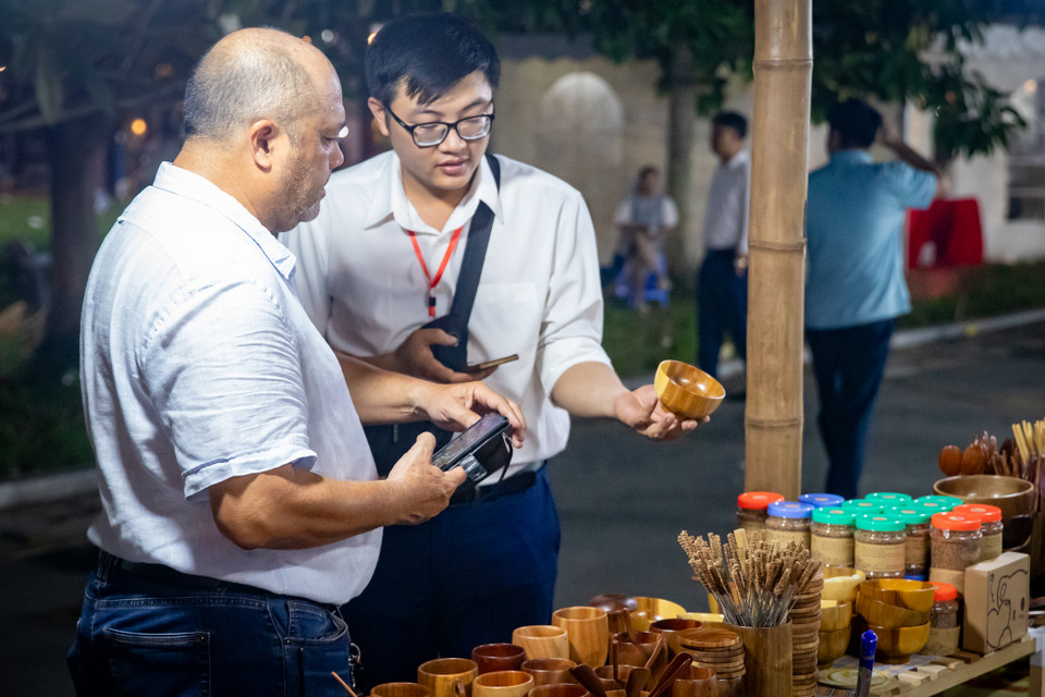 Hội chợ trưng bày các sản phẩm từ làng nghề trên khắp mọi miền đất nước và làng nghề của bạn bè quốc tế nhằm quảng bá cũng như gìn giữ nét đẹp tinh hoa văn hóa các làng nghề. (Ảnh: Hoài Nam/Vietnam+)