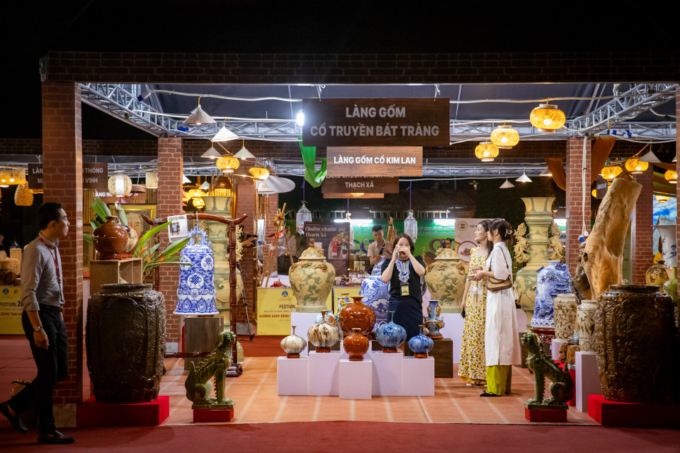 Hội chợ quốc tế giới thiệu sản phẩm làng nghề, sản phẩm OCOP đang được trưng bày tại khuôn viên của Hoàng thành Thăng Long, diễn ra từ 9-12/11/2023. Hội chợ không chỉ có sự tham gia của các đơn vị, doanh nghiệp trong nước mà còn các đơn vị quốc tế, với trên 300 gian hàng trưng bày. (Ảnh: Hoài Nam/Vietnam+)