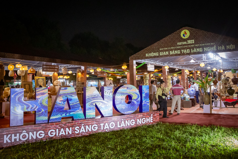 Có 42 tỉnh, thành phố trong cả nước tham gia trưng bày, giới thiệu sản phẩm. Khu trưng bày Thành phố Hà Nội với quy mô trên 2.000m2 trưng bày tương đương 80 gian hàng tiêu chuẩn. (Ảnh: Hoài Nam/Vietnam+)