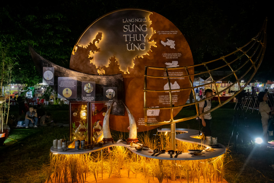 Không gian trưng bày sản phẩm thủ công mỹ nghệ giới thiệu các sản phẩm thủ công với cách bày trí đặc biệt. (Ảnh: Hoài Nam/Vietnam+)