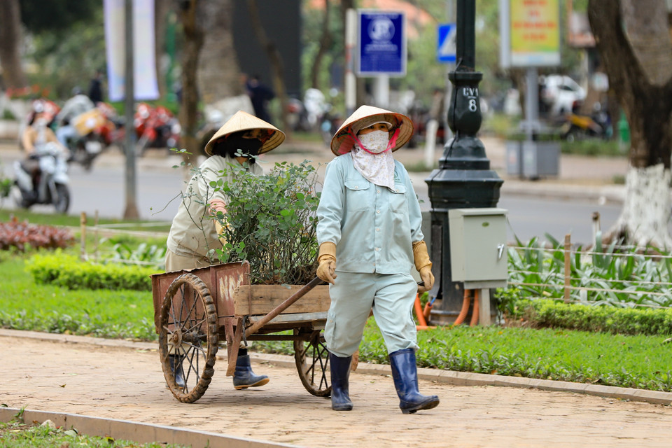 Hiện nay, Công ty Công viên Thống Nhất đang tiến hành cải tạo diện mạo giúp cho cảnh quan ‘mềm mại’ hơn sau khi dỡ rào. (Ảnh: Hoài Nam/Vietnam+)
