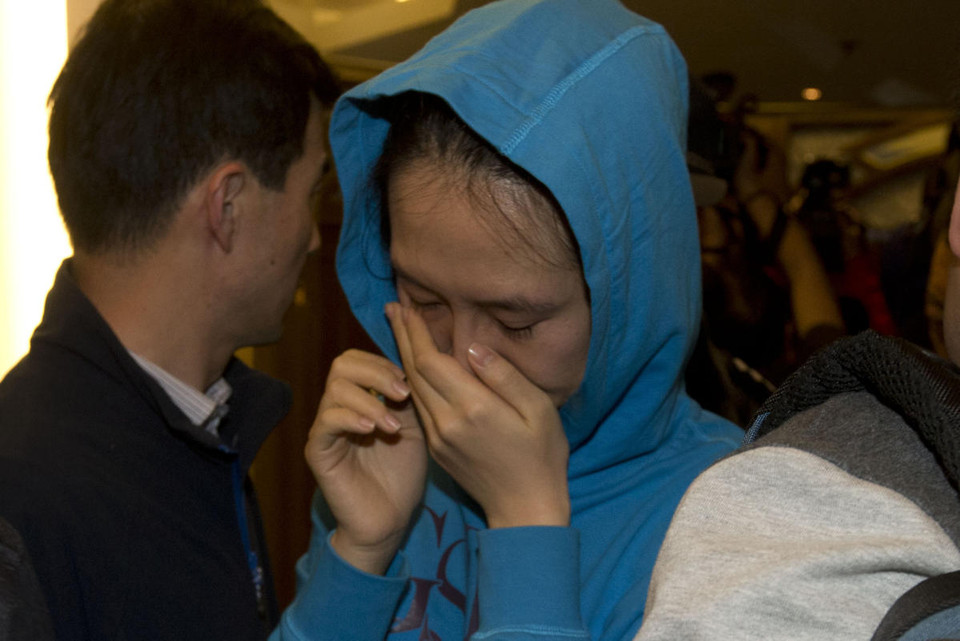 Thân nhân hành khách đau buồn khi nghe tin dữ (Nguồn: Reuters)