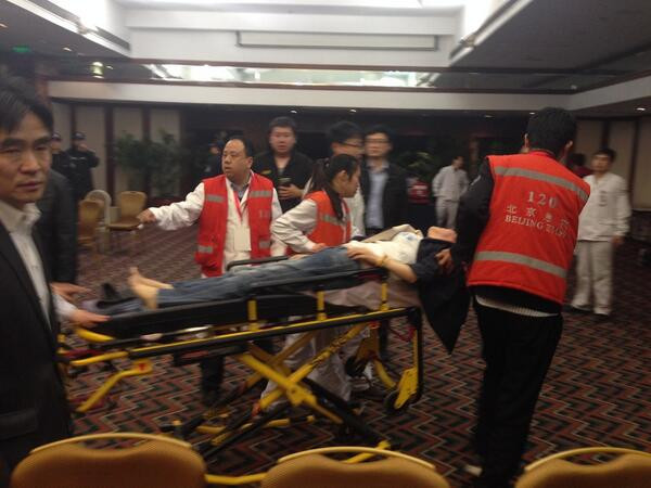 Nhân viên y tế đưa người bị ngất đi cấp cứu