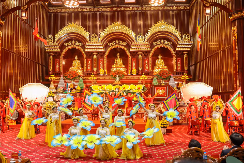 Sau khi đất nước thanh bình, vua nhường ngồi cho con trai, lên núi Yên Tử tu, lấy Phật danh là Điều Ngự Giác Hoàng, trở thành đệ nhất Tổ - Thiền phái Trúc Lâm. Người đời sau tâm niệm Yên Tử là cái nôi sản sinh ra Thiền phái Trúc Lâm. (Ảnh: Hoài Nam/Vietnam+)