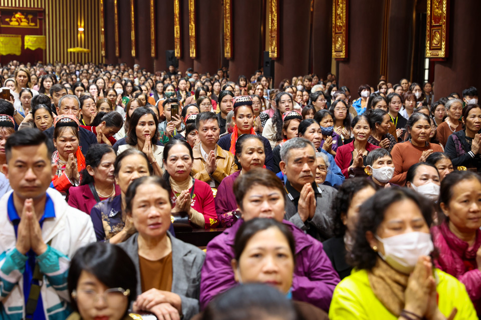 Hàng ngàn người dân, phật tử tham gia buổi lễ. (Ảnh: Hoài Nam/Vietnam+)