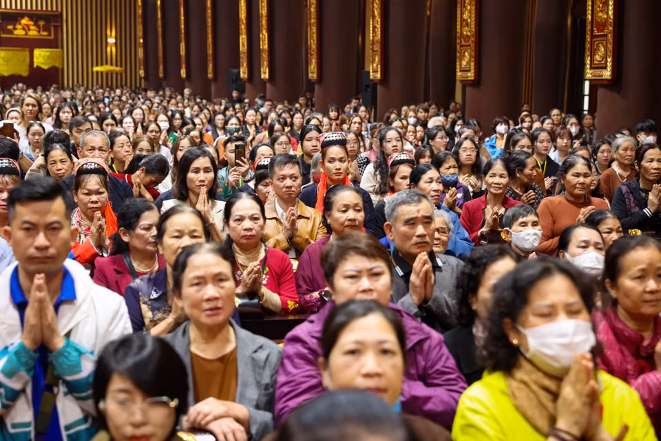 Hàng ngàn người dân, phật tử tham gia buổi lễ. (Ảnh: Hoài Nam/Vietnam+)