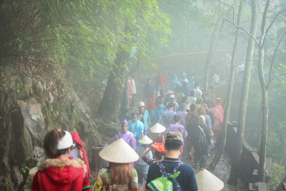 Ngay sau các nghi thức khai hội, người dân bắt đầu đi lễ và vãn cảnh Yên Tử. (Ảnh: Hoài Nam/Vietnam+)