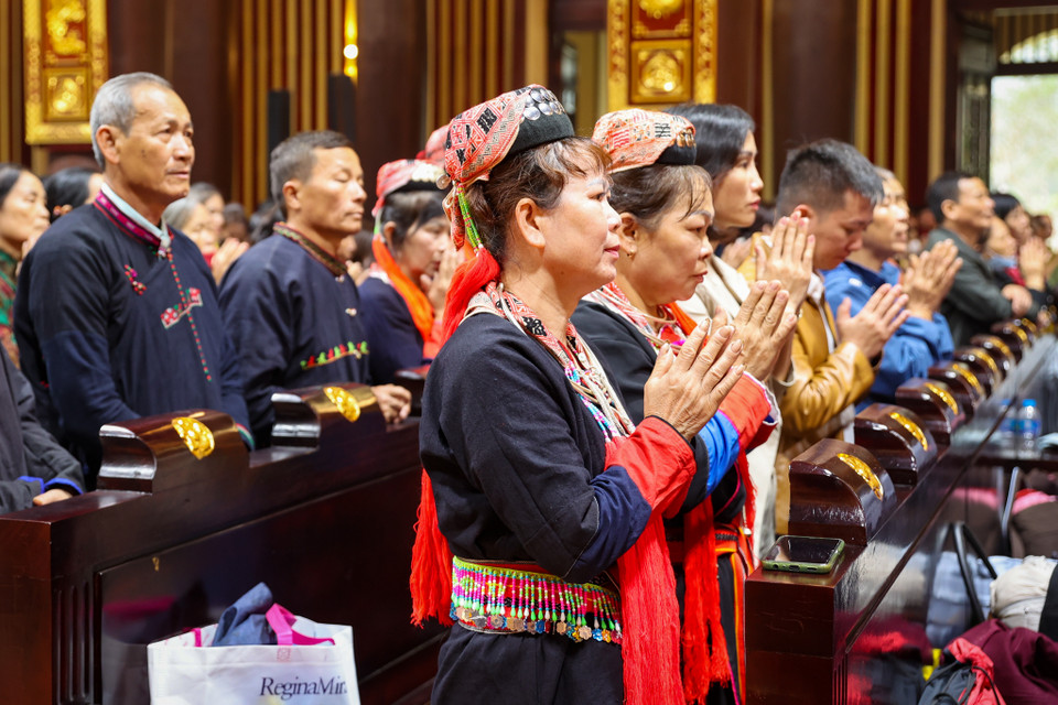 Lễ khai hội gồm các hoạt động rước kiệu, dâng lễ, với nghi lễ tâm linh như gióng trống, thỉnh chuông, lễ chúc phúc đầu năm, lễ cầu quốc thái dân an, lễ đóng dấu thiêng Yên Tử... (Ảnh: Hoài Nam/Vietnam+)
