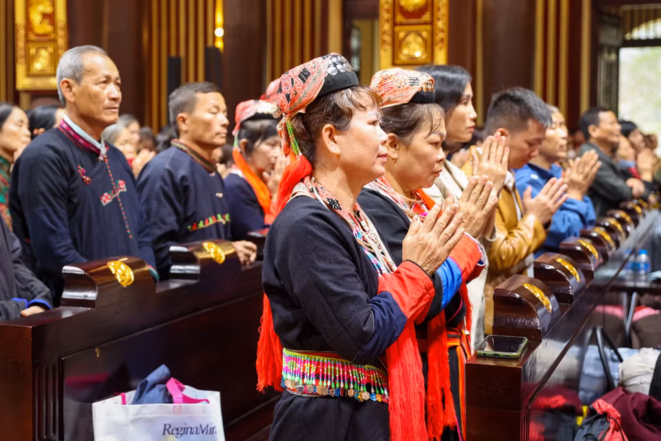 Lễ khai hội gồm các hoạt động rước kiệu, dâng lễ, với nghi lễ tâm linh như gióng trống, thỉnh chuông, lễ chúc phúc đầu năm, lễ cầu quốc thái dân an, lễ đóng dấu thiêng Yên Tử... (Ảnh: Hoài Nam/Vietnam+)