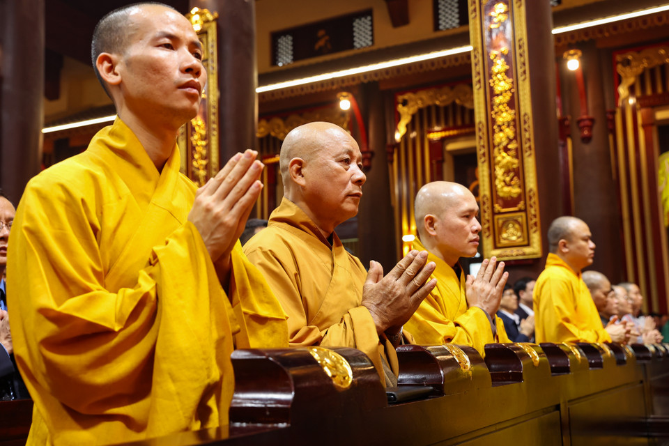Các tăng ni, phật tử làm lễ dâng hương cầu cho quốc thái, dân an. (Ảnh: Hoài Nam/Vietnam+)