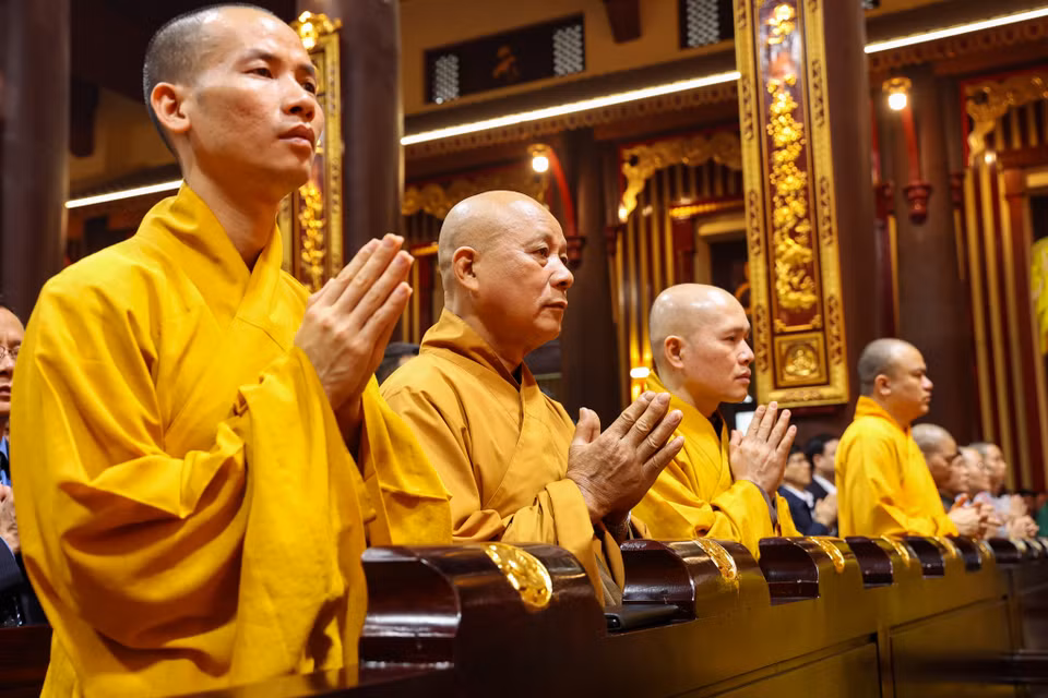 Các tăng ni, phật tử làm lễ dâng hương cầu cho quốc thái, dân an. (Ảnh: Hoài Nam/Vietnam+)