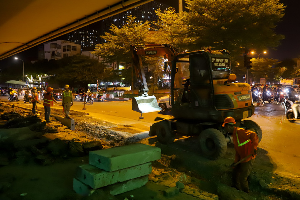 Theo đó, Sở Giao thông vận tải Hà Nội đã bắt đầu thực hiện kế hoạch cải tạo mở rộng đường để phần nào giảm tải áp lực cho nút giao này. (Ảnh: Hoài Nam/Vietnam+)