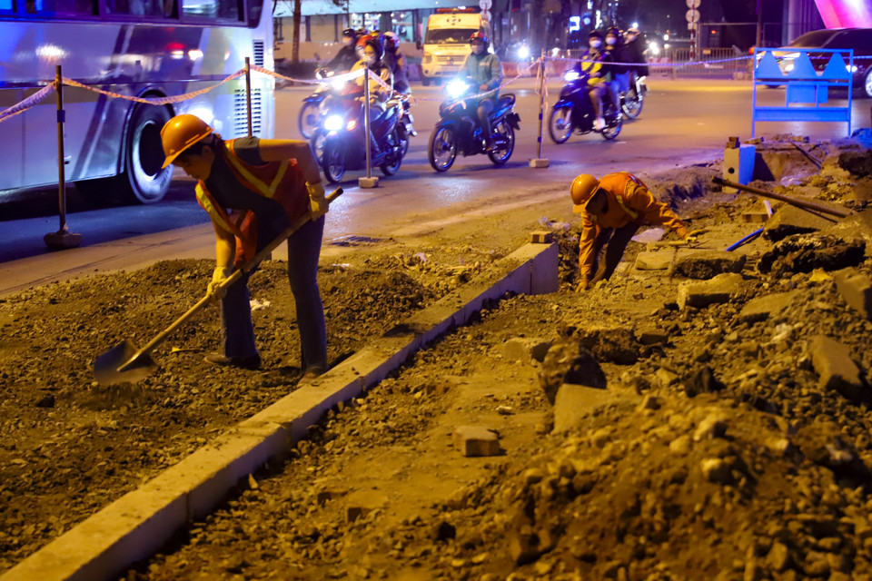 Dự kiến đến 20/12/2023, việc cải tạo mở rộng đường tại nút giao này sẽ hoàn thành qua đó giúp giảm thiểu ùn tắc tại khu vực này. (Ảnh: Hoài Nam/Vietnam+)