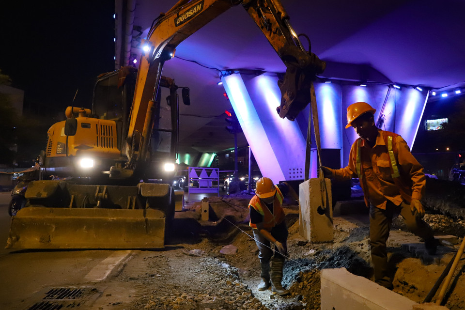 Bên cạnh đó, việc thi công mở rộng đường được tiến hành vào ban đêm từ 22 giờ tối hôm trước đến 5 giờ sáng hôm sau để ít ảnh hưởng tới giao thông khu vực này. (Ảnh: Hoài Nam/Vietnam+)