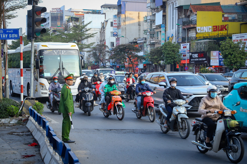Nút Ngã Tư Sở có thiết kế công suất ‘gánh’ lưu lượng tối đa 3.000 phương tiện một giờ, nhưng trên thực tế khu vực này ước tính lên đến 8.000 phương tiện mỗi giờ nên thường xuyên ùn tắc giờ cao điểm. (Ảnh: Hoài Nam/Vietnam+)