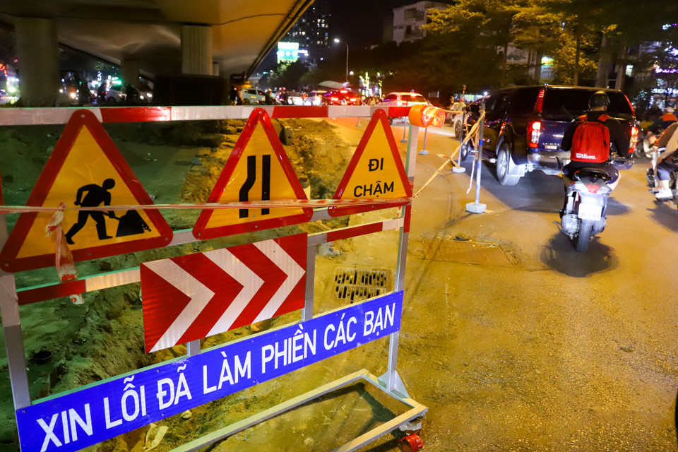 Tuy nhiên trên thực tế lưu lượng phương tiện qua nút giao này rất đông nên thời gian thi công ít hơn so với kế hoạch. Đơn vị thi công phải có cọc tiêu, chăng dây, biển báo khu vực đang thi công để đảm bảo an toàn cho phương tiện lưu thông. (Ảnh: Hoài Nam/Vietnam+)