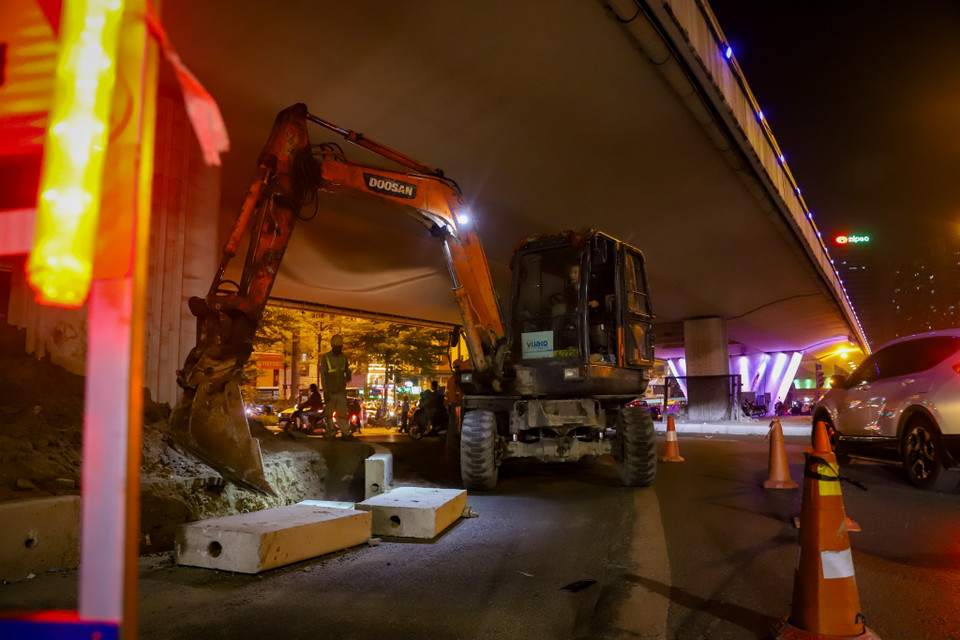 Theo kế hoạch, để tăng diện tích giao thông trong trung tâm, 4 đảo giao thông được dỡ bỏ để làm mặt đường xe chạy. Như vậy tăng cường làn đỗ dừng chờ cho các phương tiện trước đèn tín hiệu từ 3 làn lên 7 - 8 làn (đường Láng từ 16m lên 38m; đường Trường Chinh từ 16m lên 27m). (Ảnh: Hoài Nam/Vietnam+)