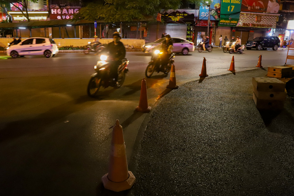 Hiện tại, nhà thầu thi công công trình này đang thi công mở rộng các phần vỉa hè thuộc gầm cầu vượt Ngã Tư Sở. (Ảnh: Hoài Nam/Vietnam+)