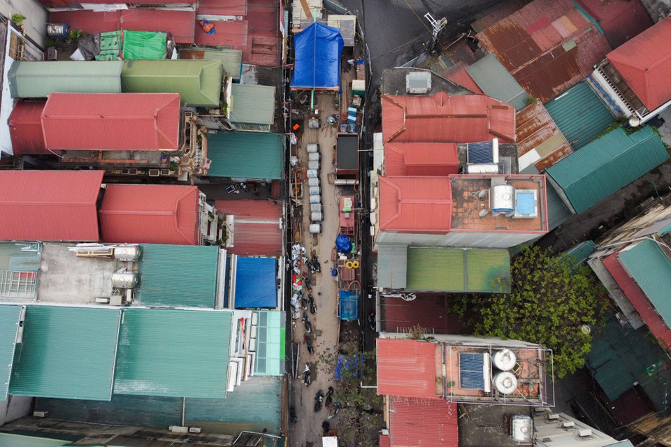 Từ tháng 9/2022, trên đường Lương Thế Vinh (phường Trung Văn, quận Nam Từ Liêm, Hà Nội) các 'lô cốt tôn' lớn được dựng lên, án ngữ gần hết lòng đường, cản trở việc đi lại, kinh doanh của người dân. (Ảnh: Hoài Nam/Vietnam+)