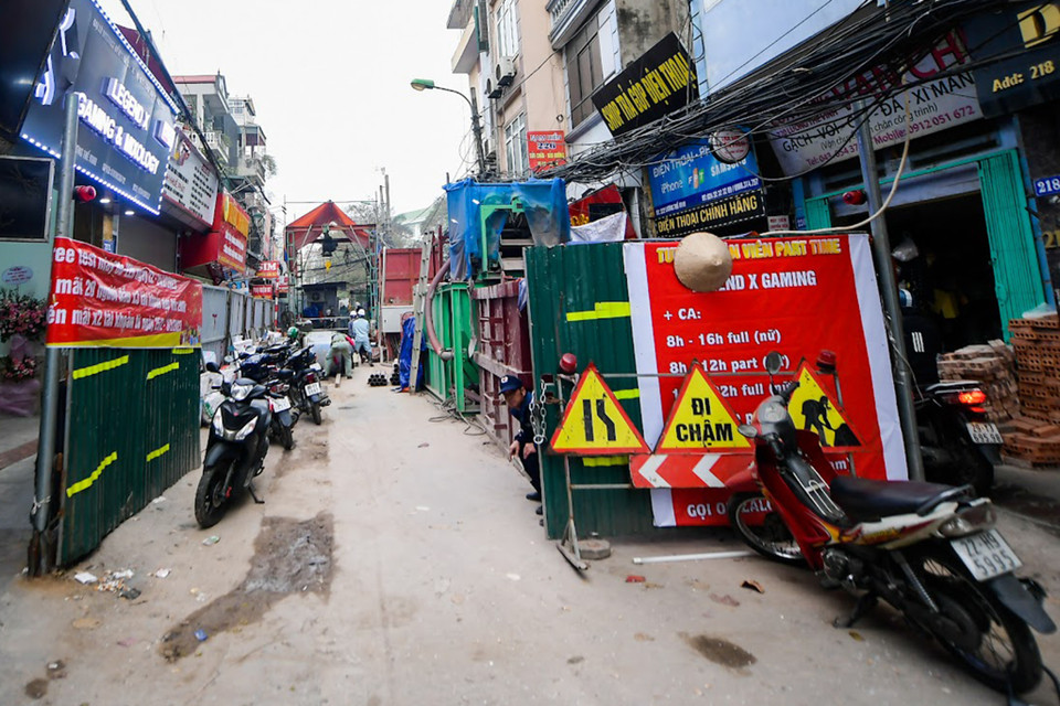 Công trình này thuộc dự án hệ thống xử lý nước thải Yên Xá (Hà Nội), tuy chỉ dài khoảng vài chục mét nhưng chiếm gần như toàn bộ mặt đường Lương Thế Vinh. (Ảnh: Hoài Nam/Vietnam+)