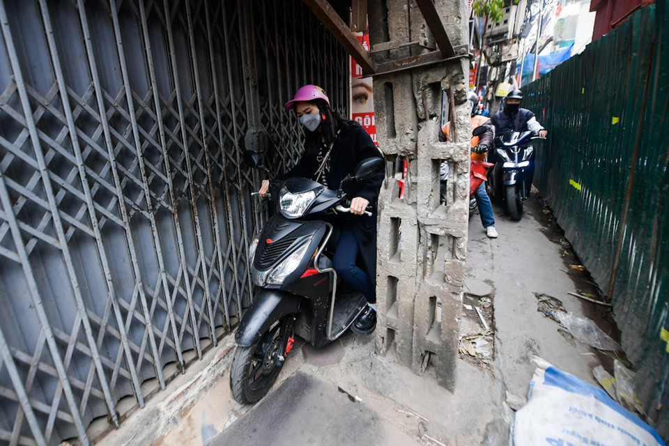 Phương tiện di chuyển qua đoạn đường này rất khó khăn và chật vật (ghi nhận lúc 9 giờ sáng 7/3). (Ảnh: Hoài Nam/Vietnam+)