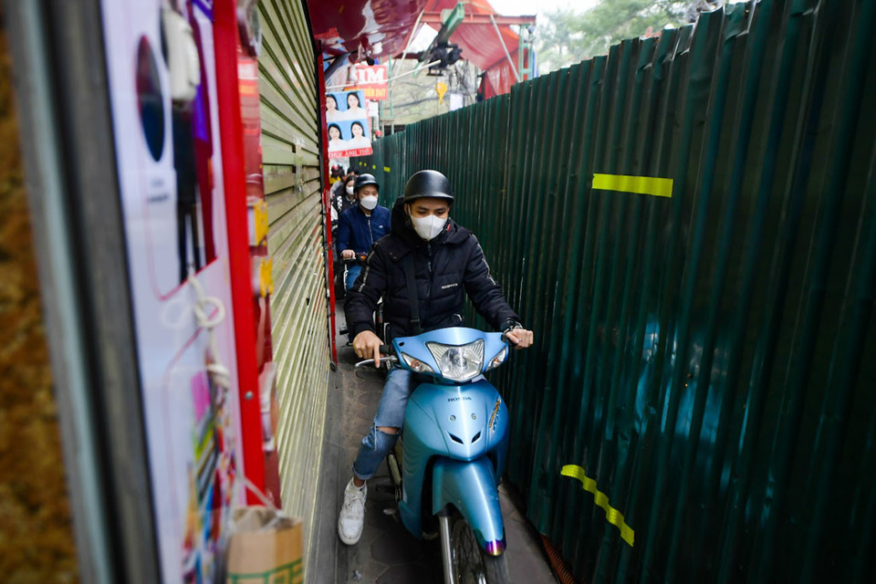 'Lô cốt' chiếm dụng hết lòng đường khiến người dân di chuyển gặp vô vàn khó khăn. (Ảnh: Hoài Nam/Vietnam+)