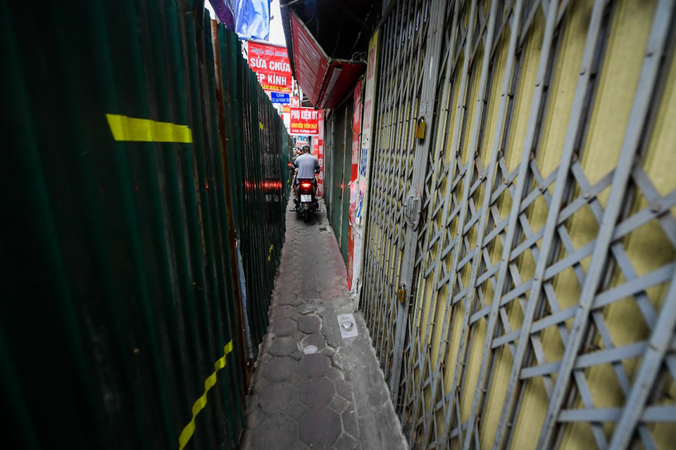 Lối đi rất hẹp chỉ vừa một chiếc xe máy. (Ảnh: Hoài Nam/Vietnam+)