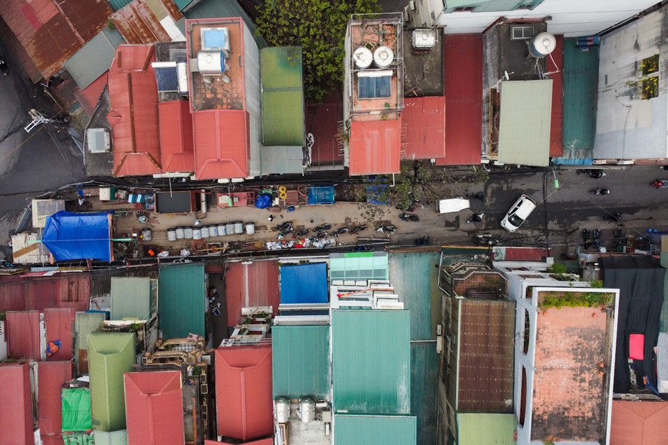 Đường Lương Thế Vinh vốn rất đông các phương tiện di chuyển nay càng khổ sở hơn khi bị chiếm hết lòng đường. (Ảnh: Hoài Nam/Vietnam+)